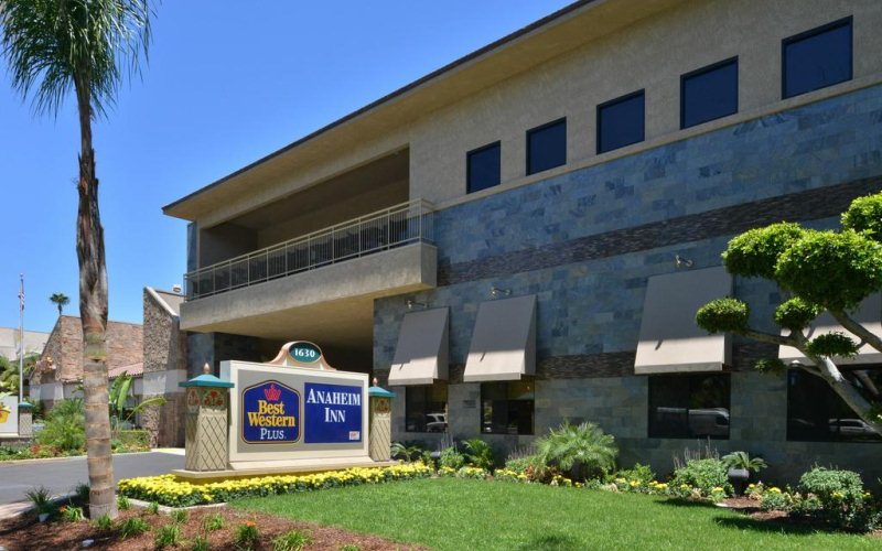 Best Western Plus Anaheim Inn - Free breakfast, and is just a 5-minute walk to Disneyland Park's main gate